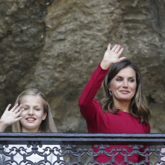 Le roi Felipe VI d'Espagne, la reine Letizia et leurs filles la princesse Leonor des Asturies et l'infante Sofia ont célébré le centenaire du couronnement canonique de la Vierge de Covadonga le 8 septembre 2018 à Cangas de Onis, saluant depuis le parapet la foule. Il s'agissait de la première visite officielle de la princesse Leonor dans le royaume des Asturies, une manère d'étrenner officiellement son titre d'héritière, 41 ans après son père.