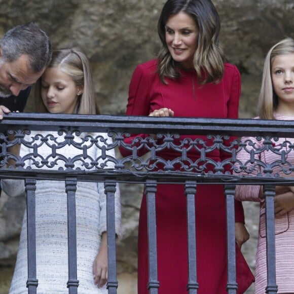 Le roi Felipe VI d'Espagne, la reine Letizia et leurs filles la princesse Leonor des Asturies et l'infante Sofia ont célébré le centenaire du couronnement canonique de la Vierge de Covadonga le 8 septembre 2018 à Cangas de Onis, saluant depuis le parapet la foule. Il s'agissait de la première visite officielle de la princesse Leonor dans le royaume des Asturies, une manère d'étrenner officiellement son titre d'héritière, 41 ans après son père.