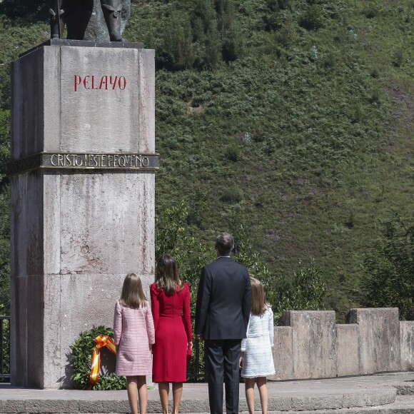 Le roi Felipe VI d'Espagne, la reine Letizia et leurs filles la princesse Leonor des Asturies et l'infante Sofia, qui posent ici au pied de la statue de Don Pelayo, fondateur du royaume des Asturies en 718, ont célébré le centenaire du couronnement canonique de la Vierge de Covadonga le 8 septembre 2018 à Cangas de Onis. Il s'agissait de la première visite officielle de la princesse Leonor dans le royaume des Asturies, une manère d'étrenner officiellement son titre d'héritière, 41 ans après son père.