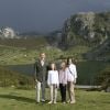 Le roi Felipe VI d'Espagne, la reine Letizia et leurs filles la princesse Leonor des Asturies et l'infante Sofia, posant ici devant le lac Enol, ont célébré le centenaire de la création du Parc National de la Montagne de Covadonga le 8 septembre 2018 à Cangas de Onis. Il s'agissait de la première visite officielle de la princesse Leonor dans le royaume des Asturies, une manère d'étrenner officiellement son titre d'héritière, 41 ans après son père.
Le roi Felipe, la reine Letizia et leurs filles la princesse Leonor et l'infante Sofia - La famille royale espagnole lors du centenaire de la création du parc national de Covadonga dans les Asturies le 8 septembre 2018. Spanish Royals attend the 100th anniversary of the Covadonga Mountain National Park in Asturias. September 8, 201808/09/2018 - Covadonga