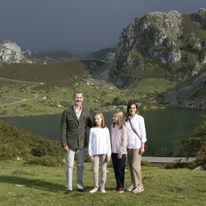 Le roi Felipe VI d'Espagne, la reine Letizia et leurs filles la princesse Leonor des Asturies et l'infante Sofia, posant ici devant le lac Enol, ont célébré le centenaire de la création du Parc National de la Montagne de Covadonga le 8 septembre 2018 à Cangas de Onis. Il s'agissait de la première visite officielle de la princesse Leonor dans le royaume des Asturies, une manère d'étrenner officiellement son titre d'héritière, 41 ans après son père.
Le roi Felipe, la reine Letizia et leurs filles la princesse Leonor et l'infante Sofia - La famille royale espagnole lors du centenaire de la création du parc national de Covadonga dans les Asturies le 8 septembre 2018. Spanish Royals attend the 100th anniversary of the Covadonga Mountain National Park in Asturias. September 8, 201808/09/2018 - Covadonga