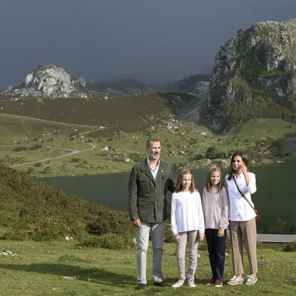 Le roi Felipe VI d'Espagne, la reine Letizia et leurs filles la princesse Leonor des Asturies et l'infante Sofia, posant ici devant le lac Enol, ont célébré le centenaire de la création du Parc National de la Montagne de Covadonga le 8 septembre 2018 à Cangas de Onis. Il s'agissait de la première visite officielle de la princesse Leonor dans le royaume des Asturies, une manère d'étrenner officiellement son titre d'héritière, 41 ans après son père.
Le roi Felipe, la reine Letizia et leurs filles la princesse Leonor et l'infante Sofia - La famille royale espagnole lors du centenaire de la création du parc national de Covadonga dans les Asturies le 8 septembre 2018. Spanish Royals attend the 100th anniversary of the Covadonga Mountain National Park in Asturias. September 8, 201808/09/2018 - Covadonga