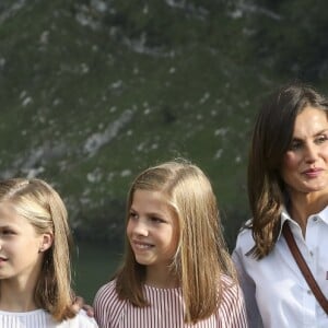 Le roi Felipe VI d'Espagne, la reine Letizia et leurs filles la princesse Leonor des Asturies et l'infante Sofia, posant ici devant le lac Enol, ont célébré le centenaire de la création du Parc National de la Montagne de Covadonga le 8 septembre 2018 à Cangas de Onis. Il s'agissait de la première visite officielle de la princesse Leonor dans le royaume des Asturies, une manère d'étrenner officiellement son titre d'héritière, 41 ans après son père.
Le roi Felipe, la reine Letizia et leurs filles la princesse Leonor et l'infante Sofia - La famille royale espagnole lors du centenaire de la création du parc national de Covadonga dans les Asturies le 8 septembre 2018. Spanish Royals attend the 100th anniversary of the Covadonga Mountain National Park in Asturias. September 8, 201808/09/2018 - Covadonga