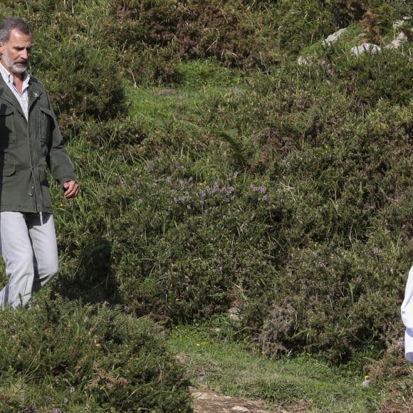 Le roi Felipe VI d'Espagne, la reine Letizia et leurs filles la princesse Leonor des Asturies et l'infante Sofia ont célébré le centenaire de la création du Parc National de la Montagne de Covadonga le 8 septembre 2018 à Cangas de Onis. Il s'agissait de la première visite officielle de la princesse Leonor dans le royaume des Asturies, une manère d'étrenner officiellement son titre d'héritière, 41 ans après son père.
Le roi Felipe, la reine Letizia et leurs filles la princesse Leonor et l'infante Sofia - La famille royale espagnole lors du centenaire de la création du parc national de Covadonga dans les Asturies le 8 septembre 2018. Spanish Royals attend the 100th anniversary of the Covadonga Mountain National Park in Asturias. September 8, 201808/09/2018 - Covadonga