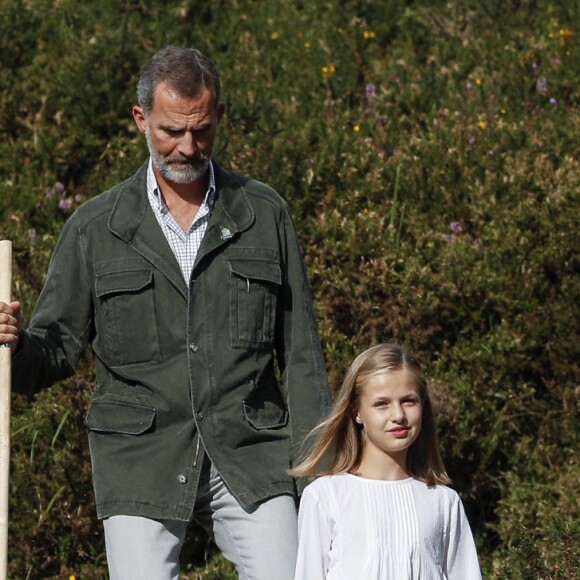 Le roi Felipe VI d'Espagne, la reine Letizia et leurs filles la princesse Leonor des Asturies et l'infante Sofia ont célébré le centenaire de la création du Parc National de la Montagne de Covadonga le 8 septembre 2018 à Cangas de Onis. Il s'agissait de la première visite officielle de la princesse Leonor dans le royaume des Asturies, une manère d'étrenner officiellement son titre d'héritière, 41 ans après son père.
Le roi Felipe, la reine Letizia et leurs filles la princesse Leonor et l'infante Sofia - La famille royale espagnole lors du centenaire de la création du parc national de Covadonga dans les Asturies le 8 septembre 2018. Spanish Royals attend the 100th anniversary of the Covadonga Mountain National Park in Asturias. September 8, 201808/09/2018 - Covadonga