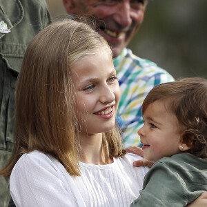 Le roi Felipe VI d'Espagne, la reine Letizia et leurs filles la princesse Leonor des Asturies et l'infante Sofia ont célébré le centenaire de la création du Parc National de la Montagne de Covadonga le 8 septembre 2018 à Cangas de Onis. Il s'agissait de la première visite officielle de la princesse Leonor dans le royaume des Asturies, une manère d'étrenner officiellement son titre d'héritière, 41 ans après son père.
Le roi Felipe, la reine Letizia et leurs filles la princesse Leonor et l'infante Sofia - La famille royale espagnole lors du centenaire de la création du parc national de Covadonga dans les Asturies le 8 septembre 2018. Spanish Royals attend the 100th anniversary of the Covadonga Mountain National Park in Asturias. September 8, 201808/09/2018 - Covadonga