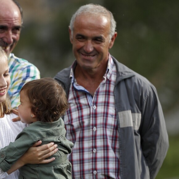 Le roi Felipe VI d'Espagne, la reine Letizia et leurs filles la princesse Leonor des Asturies et l'infante Sofia ont célébré le centenaire de la création du Parc National de la Montagne de Covadonga le 8 septembre 2018 à Cangas de Onis. Il s'agissait de la première visite officielle de la princesse Leonor dans le royaume des Asturies, une manère d'étrenner officiellement son titre d'héritière, 41 ans après son père.
Le roi Felipe, la reine Letizia et leurs filles la princesse Leonor et l'infante Sofia - La famille royale espagnole lors du centenaire de la création du parc national de Covadonga dans les Asturies le 8 septembre 2018. Spanish Royals attend the 100th anniversary of the Covadonga Mountain National Park in Asturias. September 8, 201808/09/2018 - Covadonga