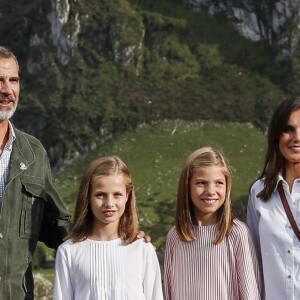 Le roi Felipe VI d'Espagne, la reine Letizia et leurs filles la princesse Leonor des Asturies et l'infante Sofia, posant ici devant le lac Enol, ont célébré le centenaire de la création du Parc National de la Montagne de Covadonga le 8 septembre 2018 à Cangas de Onis. Il s'agissait de la première visite officielle de la princesse Leonor dans le royaume des Asturies, une manère d'étrenner officiellement son titre d'héritière, 41 ans après son père.
Le roi Felipe, la reine Letizia et leurs filles la princesse Leonor et l'infante Sofia - La famille royale espagnole lors du centenaire de la création du parc national de Covadonga dans les Asturies le 8 septembre 2018. Spanish Royals attend the 100th anniversary of the Covadonga Mountain National Park in Asturias. September 8, 201808/09/2018 - Covadonga