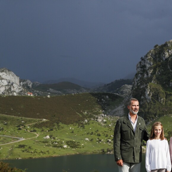 Le roi Felipe VI d'Espagne, la reine Letizia et leurs filles la princesse Leonor des Asturies et l'infante Sofia, posant ici devant le lac Enol, ont célébré le centenaire de la création du Parc National de la Montagne de Covadonga le 8 septembre 2018 à Cangas de Onis. Il s'agissait de la première visite officielle de la princesse Leonor dans le royaume des Asturies, une manère d'étrenner officiellement son titre d'héritière, 41 ans après son père.
Le roi Felipe, la reine Letizia et leurs filles la princesse Leonor et l'infante Sofia - La famille royale espagnole lors du centenaire de la création du parc national de Covadonga dans les Asturies le 8 septembre 2018. Spanish Royals attend the 100th anniversary of the Covadonga Mountain National Park in Asturias. September 8, 201808/09/2018 - Covadonga