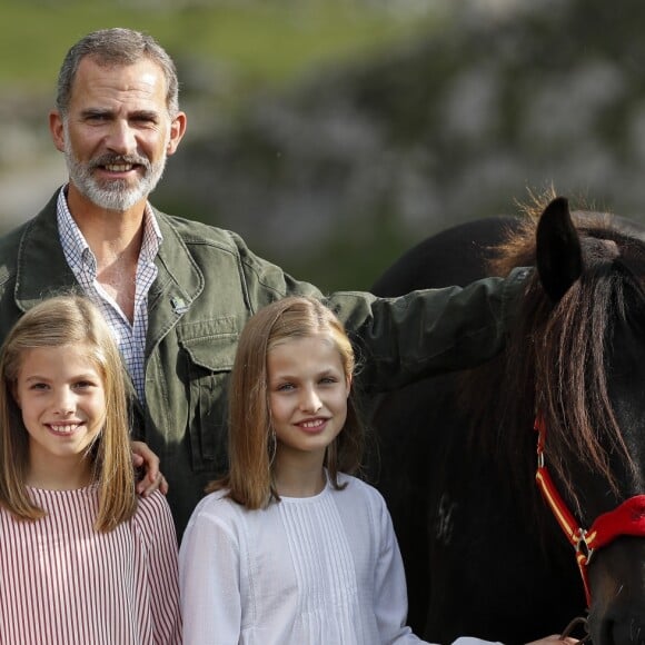 Le roi Felipe VI d'Espagne, la reine Letizia et leurs filles la princesse Leonor des Asturies et l'infante Sofia ont célébré le centenaire de la création du Parc National de la Montagne de Covadonga le 8 septembre 2018 à Cangas de Onis. Il s'agissait de la première visite officielle de la princesse Leonor dans le royaume des Asturies, une manère d'étrenner officiellement son titre d'héritière, 41 ans après son père.
Le roi Felipe, la reine Letizia et leurs filles la princesse Leonor et l'infante Sofia - La famille royale espagnole lors du centenaire de la création du parc national de Covadonga dans les Asturies le 8 septembre 2018. Spanish Royals attend the 100th anniversary of the Covadonga Mountain National Park in Asturias. September 8, 201808/09/2018 - Covadonga