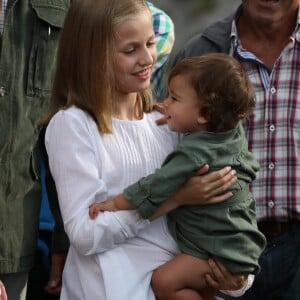 Le roi Felipe VI d'Espagne, la reine Letizia et leurs filles la princesse Leonor des Asturies (portant ici Jade, petite-fille de l'homme qui lui a offert une jument) et l'infante Sofia ont célébré le centenaire de la création du Parc National de la Montagne de Covadonga le 8 septembre 2018 à Cangas de Onis. Il s'agissait de la première visite officielle de la princesse Leonor dans le royaume des Asturies, une manère d'étrenner officiellement son titre d'héritière, 41 ans après son père.
Le roi Felipe, la reine Letizia et leurs filles la princesse Leonor et l'infante Sofia - La famille royale espagnole lors du centenaire de la création du parc national de Covadonga dans les Asturies le 8 septembre 2018. Spanish Royals attend the 100th anniversary of the Covadonga Mountain National Park in Asturias. September 8, 201808/09/2018 - Covadonga