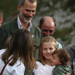 Le roi Felipe VI d'Espagne, la reine Letizia et leurs filles la princesse Leonor des Asturies (portant ici Jade, petite-fille de l'homme qui lui a offert une jument) et l'infante Sofia ont célébré le centenaire de la création du Parc National de la Montagne de Covadonga le 8 septembre 2018 à Cangas de Onis. Il s'agissait de la première visite officielle de la princesse Leonor dans le royaume des Asturies, une manère d'étrenner officiellement son titre d'héritière, 41 ans après son père.
Le roi Felipe, la reine Letizia et leurs filles la princesse Leonor et l'infante Sofia - La famille royale espagnole lors du centenaire de la création du parc national de Covadonga dans les Asturies le 8 septembre 2018. Spanish Royals attend the 100th anniversary of the Covadonga Mountain National Park in Asturias. September 8, 201808/09/2018 - Covadonga