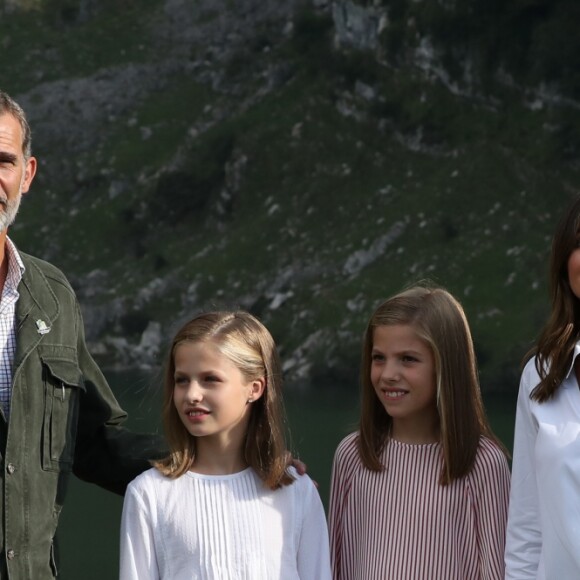 Le roi Felipe VI d'Espagne, la reine Letizia et leurs filles la princesse Leonor des Asturies et l'infante Sofia ont célébré le centenaire de la création du Parc National de la Montagne de Covadonga le 8 septembre 2018 à Cangas de Onis. Il s'agissait de la première visite officielle de la princesse Leonor dans le royaume des Asturies, une manère d'étrenner officiellement son titre d'héritière, 41 ans après son père.
Le roi Felipe, la reine Letizia et leurs filles la princesse Leonor et l'infante Sofia - La famille royale espagnole lors du centenaire de la création du parc national de Covadonga dans les Asturies le 8 septembre 2018. Spanish Royals attend the 100th anniversary of the Covadonga Mountain National Park in Asturias. September 8, 201808/09/2018 - Covadonga