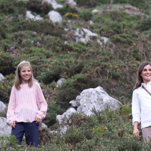 Le roi Felipe VI d'Espagne, la reine Letizia et leurs filles la princesse Leonor des Asturies et l'infante Sofia ont célébré le centenaire de la création du Parc National de la Montagne de Covadonga le 8 septembre 2018 à Cangas de Onis. Il s'agissait de la première visite officielle de la princesse Leonor dans le royaume des Asturies, une manère d'étrenner officiellement son titre d'héritière, 41 ans après son père.
Le roi Felipe, la reine Letizia et leurs filles la princesse Leonor et l'infante Sofia - La famille royale espagnole lors du centenaire de la création du parc national de Covadonga dans les Asturies le 8 septembre 2018. Spanish Royals attend the 100th anniversary of the Covadonga Mountain National Park in Asturias. September 8, 201808/09/2018 - Covadonga