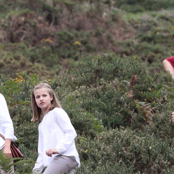 Le roi Felipe VI d'Espagne, la reine Letizia et leurs filles la princesse Leonor des Asturies et l'infante Sofia ont célébré le centenaire de la création du Parc National de la Montagne de Covadonga le 8 septembre 2018 à Cangas de Onis. Il s'agissait de la première visite officielle de la princesse Leonor dans le royaume des Asturies, une manère d'étrenner officiellement son titre d'héritière, 41 ans après son père.
Le roi Felipe, la reine Letizia et leurs filles la princesse Leonor et l'infante Sofia - La famille royale espagnole lors du centenaire de la création du parc national de Covadonga dans les Asturies le 8 septembre 2018. Spanish Royals attend the 100th anniversary of the Covadonga Mountain National Park in Asturias. September 8, 201808/09/2018 - Covadonga