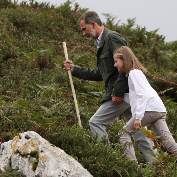 Le roi Felipe VI d'Espagne, la reine Letizia et leurs filles la princesse Leonor des Asturies et l'infante Sofia ont célébré le centenaire de la création du Parc National de la Montagne de Covadonga le 8 septembre 2018 à Cangas de Onis. Il s'agissait de la première visite officielle de la princesse Leonor dans le royaume des Asturies, une manère d'étrenner officiellement son titre d'héritière, 41 ans après son père.
Le roi Felipe, la reine Letizia et leurs filles la princesse Leonor et l'infante Sofia - La famille royale espagnole lors du centenaire de la création du parc national de Covadonga dans les Asturies le 8 septembre 2018. Spanish Royals attend the 100th anniversary of the Covadonga Mountain National Park in Asturias. September 8, 201808/09/2018 - Covadonga