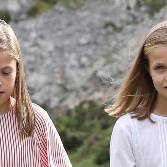 Le roi Felipe VI d'Espagne, la reine Letizia et leurs filles la princesse Leonor des Asturies et l'infante Sofia ont célébré le centenaire de la création du Parc National de la Montagne de Covadonga le 8 septembre 2018 à Cangas de Onis. Il s'agissait de la première visite officielle de la princesse Leonor dans le royaume des Asturies, une manère d'étrenner officiellement son titre d'héritière, 41 ans après son père.
Le roi Felipe, la reine Letizia et leurs filles la princesse Leonor et l'infante Sofia - La famille royale espagnole lors du centenaire de la création du parc national de Covadonga dans les Asturies le 8 septembre 2018. Spanish Royals attend the 100th anniversary of the Covadonga Mountain National Park in Asturias. September 8, 201808/09/2018 - Covadonga