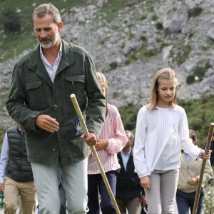 Le roi Felipe VI d'Espagne, la reine Letizia et leurs filles la princesse Leonor des Asturies et l'infante Sofia ont célébré le centenaire de la création du Parc National de la Montagne de Covadonga le 8 septembre 2018 à Cangas de Onis. Il s'agissait de la première visite officielle de la princesse Leonor dans le royaume des Asturies, une manère d'étrenner officiellement son titre d'héritière, 41 ans après son père.
Le roi Felipe, la reine Letizia et leurs filles la princesse Leonor et l'infante Sofia - La famille royale espagnole lors du centenaire de la création du parc national de Covadonga dans les Asturies le 8 septembre 2018. Spanish Royals attend the 100th anniversary of the Covadonga Mountain National Park in Asturias. September 8, 201808/09/2018 - Covadonga