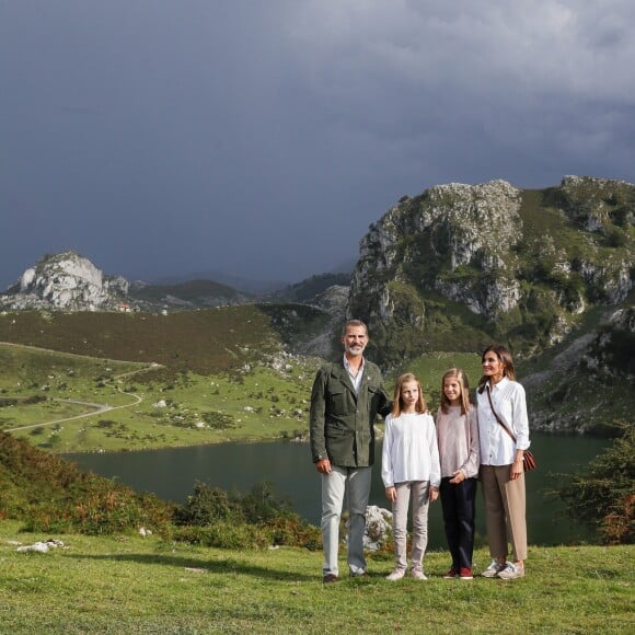 Le roi Felipe VI d'Espagne, la reine Letizia et leurs filles la princesse Leonor des Asturies et l'infante Sofia, posant ici devant le lac Enol, ont célébré le centenaire de la création du Parc National de la Montagne de Covadonga le 8 septembre 2018 à Cangas de Onis. Il s'agissait de la première visite officielle de la princesse Leonor dans le royaume des Asturies, une manère d'étrenner officiellement son titre d'héritière, 41 ans après son père.
Le roi Felipe, la reine Letizia et leurs filles la princesse Leonor et l'infante Sofia - La famille royale espagnole lors du centenaire de la création du parc national de Covadonga dans les Asturies le 8 septembre 2018. Spanish Royals attend the 100th anniversary of the Covadonga Mountain National Park in Asturias. September 8, 201808/09/2018 - Covadonga