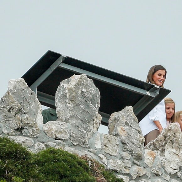 Le roi Felipe VI d'Espagne, la reine Letizia et leurs filles la princesse Leonor des Asturies et l'infante Sofia ont célébré le centenaire de la création du Parc National de la Montagne de Covadonga le 8 septembre 2018 à Cangas de Onis. Il s'agissait de la première visite officielle de la princesse Leonor dans le royaume des Asturies, une manère d'étrenner officiellement son titre d'héritière, 41 ans après son père.
Le roi Felipe, la reine Letizia et leurs filles la princesse Leonor et l'infante Sofia - La famille royale espagnole lors du centenaire de la création du parc national de Covadonga dans les Asturies le 8 septembre 2018. Spanish Royals attend the 100th anniversary of the Covadonga Mountain National Park in Asturias. September 8, 201808/09/2018 - Covadonga