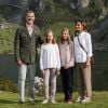 Le roi Felipe VI d'Espagne, la reine Letizia et leurs filles la princesse Leonor des Asturies et l'infante Sofia, posant ici devant le lac Enol, ont célébré le centenaire de la création du Parc National de la Montagne de Covadonga le 8 septembre 2018 à Cangas de Onis. Il s'agissait de la première visite officielle de la princesse Leonor dans le royaume des Asturies, une manère d'étrenner officiellement son titre d'héritière, 41 ans après son père.
Le roi Felipe, la reine Letizia et leurs filles la princesse Leonor et l'infante Sofia - La famille royale espagnole lors du centenaire de la création du parc national de Covadonga dans les Asturies le 8 septembre 2018. Spanish Royals attend the 100th anniversary of the Covadonga Mountain National Park in Asturias. September 8, 201808/09/2018 - Covadonga