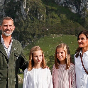 Le roi Felipe VI d'Espagne, la reine Letizia et leurs filles la princesse Leonor des Asturies et l'infante Sofia, posant ici devant le lac Enol, ont célébré le centenaire de la création du Parc National de la Montagne de Covadonga le 8 septembre 2018 à Cangas de Onis. Il s'agissait de la première visite officielle de la princesse Leonor dans le royaume des Asturies, une manère d'étrenner officiellement son titre d'héritière, 41 ans après son père.
Le roi Felipe, la reine Letizia et leurs filles la princesse Leonor et l'infante Sofia - La famille royale espagnole lors du centenaire de la création du parc national de Covadonga dans les Asturies le 8 septembre 2018. Spanish Royals attend the 100th anniversary of the Covadonga Mountain National Park in Asturias. September 8, 201808/09/2018 - Covadonga