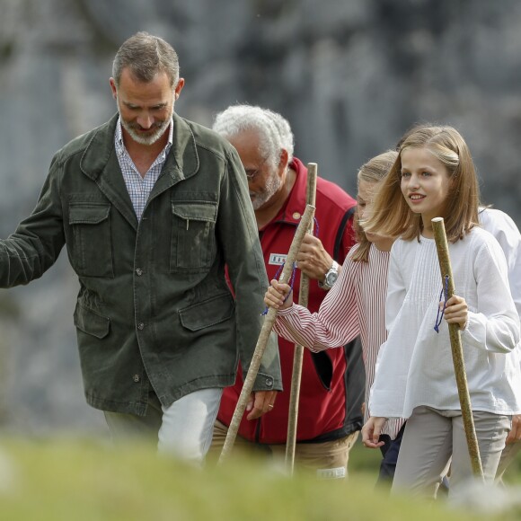 Le roi Felipe VI d'Espagne, la reine Letizia et leurs filles la princesse Leonor des Asturies et l'infante Sofia ont célébré le centenaire de la création du Parc National de la Montagne de Covadonga le 8 septembre 2018 à Cangas de Onis. Il s'agissait de la première visite officielle de la princesse Leonor dans le royaume des Asturies, une manère d'étrenner officiellement son titre d'héritière, 41 ans après son père.
Le roi Felipe, la reine Letizia et leurs filles la princesse Leonor et l'infante Sofia - La famille royale espagnole lors du centenaire de la création du parc national de Covadonga dans les Asturies le 8 septembre 2018. Spanish Royals attend the 100th anniversary of the Covadonga Mountain National Park in Asturias. September 8, 201808/09/2018 - Covadonga