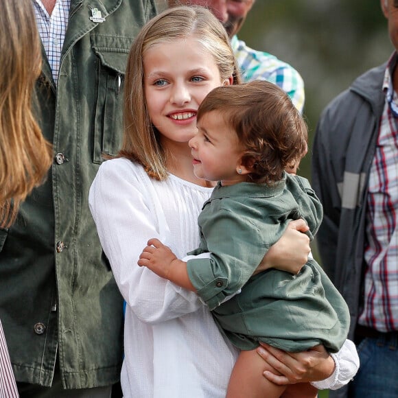 Le roi Felipe VI d'Espagne, la reine Letizia et leurs filles la princesse Leonor des Asturies (portant ici Jade, petite-fille de l'homme qui lui a offert une jument) et l'infante Sofia ont célébré le centenaire de la création du Parc National de la Montagne de Covadonga le 8 septembre 2018 à Cangas de Onis. Il s'agissait de la première visite officielle de la princesse Leonor dans le royaume des Asturies, une manère d'étrenner officiellement son titre d'héritière, 41 ans après son père.
Le roi Felipe, la reine Letizia et leurs filles la princesse Leonor et l'infante Sofia - La famille royale espagnole lors du centenaire de la création du parc national de Covadonga dans les Asturies le 8 septembre 2018. Spanish Royals attend the 100th anniversary of the Covadonga Mountain National Park in Asturias. September 8, 201808/09/2018 - Covadonga