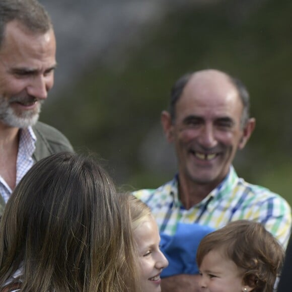 Le roi Felipe VI d'Espagne, la reine Letizia et leurs filles la princesse Leonor des Asturies et l'infante Sofia ont célébré le centenaire de la création du Parc National de la Montagne de Covadonga le 8 septembre 2018 à Cangas de Onis. Il s'agissait de la première visite officielle de la princesse Leonor dans le royaume des Asturies, une manère d'étrenner officiellement son titre d'héritière, 41 ans après son père.
Le roi Felipe, la reine Letizia et leurs filles la princesse Leonor et l'infante Sofia - La famille royale espagnole lors du centenaire de la création du parc national de Covadonga dans les Asturies le 8 septembre 2018. Spanish Royals attend the 100th anniversary of the Covadonga Mountain National Park in Asturias. September 8, 201808/09/2018 - Covadonga