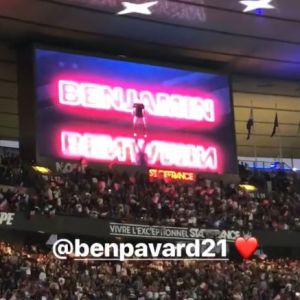 Rachel Legrain-Trapani témoigne son amour à Benjamin Pavard après le match France-Pays-Bas au Stade de France le 9 septembre 2018.