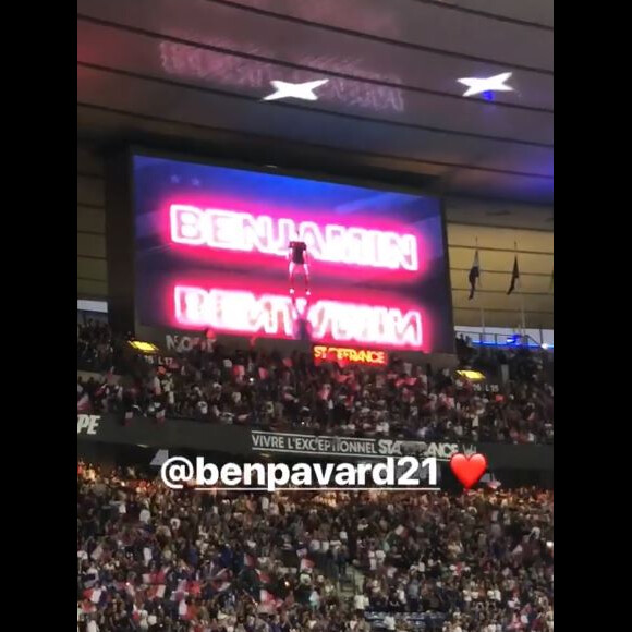 Rachel Legrain-Trapani témoigne son amour à Benjamin Pavard après le match France-Pays-Bas au Stade de France le 9 septembre 2018.