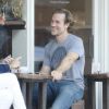 Exclusif - James Van Der Beek profite de sa journée en buvant un café en terrasse avec un ami à Beverly Hills le 7 septembre 2018.