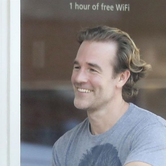 Exclusif - James Van Der Beek profite de sa journée en buvant un café en terrasse avec un ami à Beverly Hills le 7 septembre 2018.