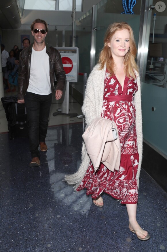 James Van Der Beek et sa femme Kimberly Brook enceinte arrivent à l'aéroport de LAX à Los Angeles, le 18 mai 2018.