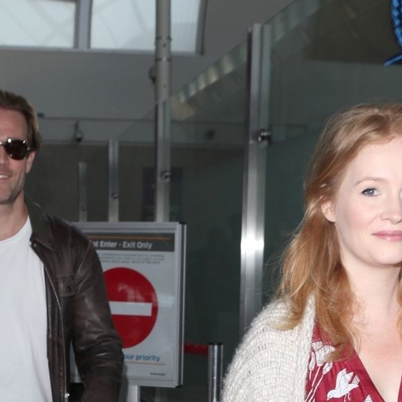 James Van Der Beek et sa femme Kimberly Brook enceinte arrivent à l'aéroport de LAX à Los Angeles, le 18 mai 2018.