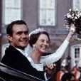  Le prince Henrik et la reine Margrethe II de Danemark lors de leur mariage le 10 juin 1967. 