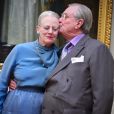  La reine Margrethe II de Danemark et le prince Henrik en janvier 2012, lors d'une séance photo dans le cadre du jubilé des 40 ans de règne de la monarque. Les cendres du prince Henrik, décédé en février 2018, ont été dispersées conformément à ses dernières volontés, a fait savoir le 8 septembre 2018 la cour danoise. 