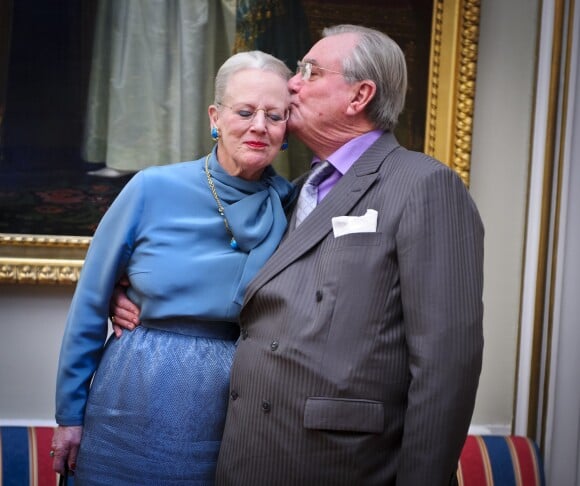 La reine Margrethe II de Danemark et le prince Henrik en janvier 2012, lors d'une séance photo dans le cadre du jubilé des 40 ans de règne de la monarque. Les cendres du prince Henrik, décédé en février 2018, ont été dispersées conformément à ses dernières volontés, a fait savoir le 8 septembre 2018 la cour danoise.