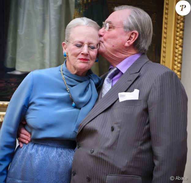 La reine Margrethe II de Danemark et le prince Henrik en janvier 2012, lors d'une séance photo dans le cadre du jubilé des 40 ans de règne de la monarque. Les cendres du prince Henrik, décédé en février 2018, ont été dispersées conformément à ses dernières volontés, a fait savoir le 8 septembre 2018 la cour danoise.
