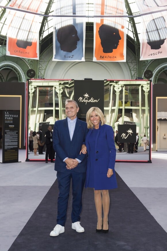 Jean-Charles de Castelbajac et la première dame Brigitte Macron - Brigitte Macron visite la 30e Biennale de Paris au Grand Palais le 10 septembre 2018. © Julio Piatti / Biennale Paris 2018 via Bestimage
