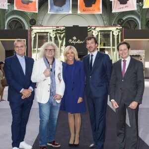 Jean-Charles de Castelbajac, Pierre-Jean Chalençon, la première dame Brigitte Macron, Mathias Ary-Jan président du SNA, Emmanuel Marcovitch, directeur général délégué de la RMN Grand Palais - Brigitte Macron visite la 30e Biennale de Paris au Grand Palais le 10 septembre 2018. © Julio Piatti / Biennale Paris 2018 via Bestimage