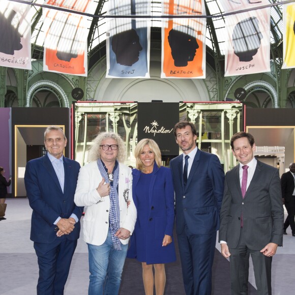 Jean-Charles de Castelbajac, Pierre-Jean Chalençon, la première dame Brigitte Macron, Mathias Ary-Jan président du SNA, Emmanuel Marcovitch, directeur général délégué de la RMN Grand Palais - Brigitte Macron visite la 30e Biennale de Paris au Grand Palais le 10 septembre 2018. © Julio Piatti / Biennale Paris 2018 via Bestimage