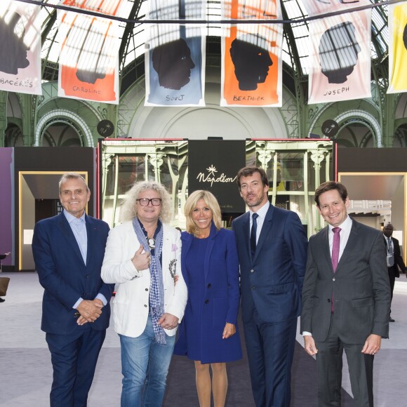 Jean-Charles de Castelbajac, Pierre-Jean Chalençon, la première dame Brigitte Macron, Mathias Ary-Jan président du SNA, Emmanuel Marcovitch, directeur général délégué de la RMN Grand Palais - Brigitte Macron visite la 30e Biennale de Paris au Grand Palais le 10 septembre 2018. © Julio Piatti / Biennale Paris 2018 via Bestimage