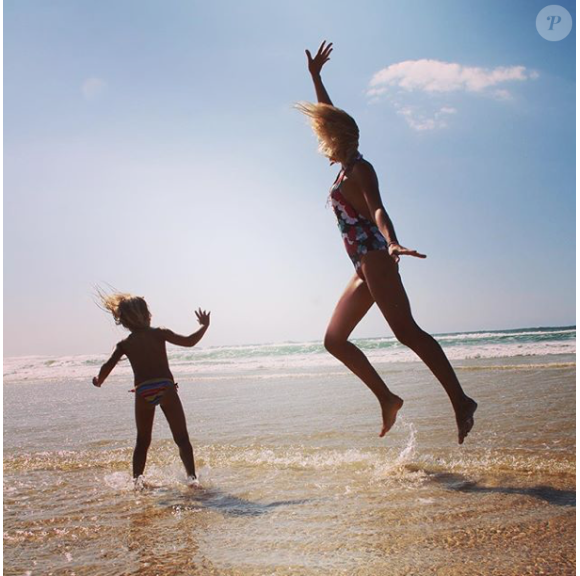 Elodie Gossuin et sa fille Joséphine le 22 août 2018 en vacances à la mer.