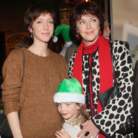 Sara Giraudeau avec sa fille Mona Hubert et sa mère Anny Duperey - Grand rendez-vous national des Pères Noël verts du Secours Populaire pour le lancement des tournées solidaires France, Europe et monde en présence des marraines et parrains et des membres du Club des partenaires solidaires au Musée des Arts Forains à Paris.