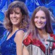 Karen Brunon, la choriste et la violoniste de "N'oubliez pas les paroles" (France 2), avec Magali Ripoll (en bleu).