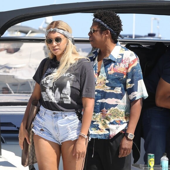 Exclusif - Jay-Z et sa femme Beyoncé arrivent en bateau à Nice avec un sac de la marque Bottega Veneta avant de se produire sur la scène de l'Allianz Riviera le 17 juillet 2018.