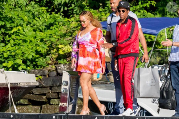 JAY-Z et Beyoncé en bateau sur le Lac de Côme en Italie. Le 7 juillet 2018.
