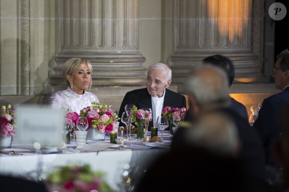 La première dame Brigitte Macron et Charles Aznavour lors du dîner au château de Versailles, France, le 12 Septembre 2018. © Eliot Blondet/Pool/Bestimage