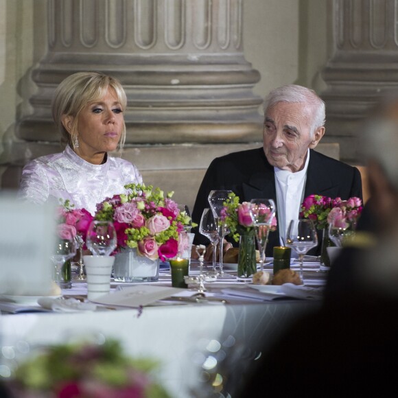 La première dame Brigitte Macron et Charles Aznavour lors du dîner au château de Versailles, France, le 12 Septembre 2018. © Eliot Blondet/Pool/Bestimage